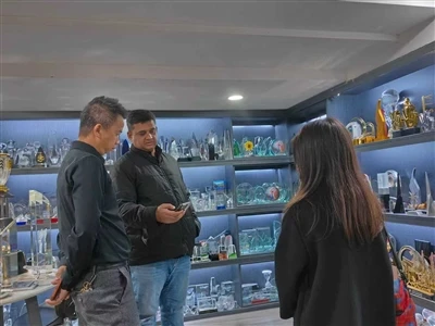 ओमानी ग्राहक नोबल अवार्ड्स का दौरा किहिन